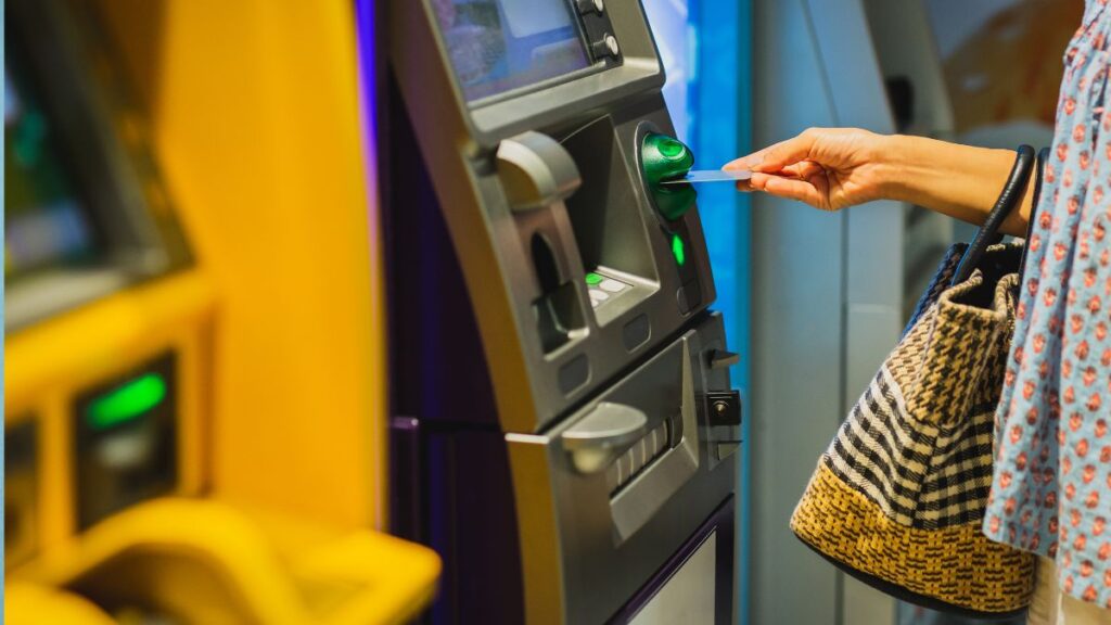 The Evolution of Personal Credit in the United Kingdom: Digital Banks vs Traditional Lenders in the Race for Fast Loans