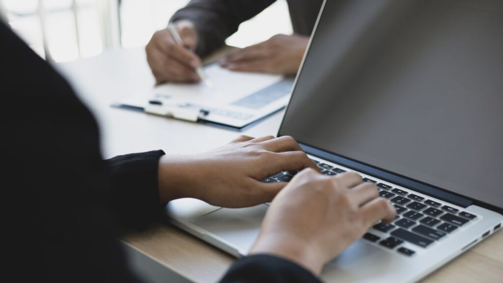 How to use automatic rounding apps to save effortlessly in the UK