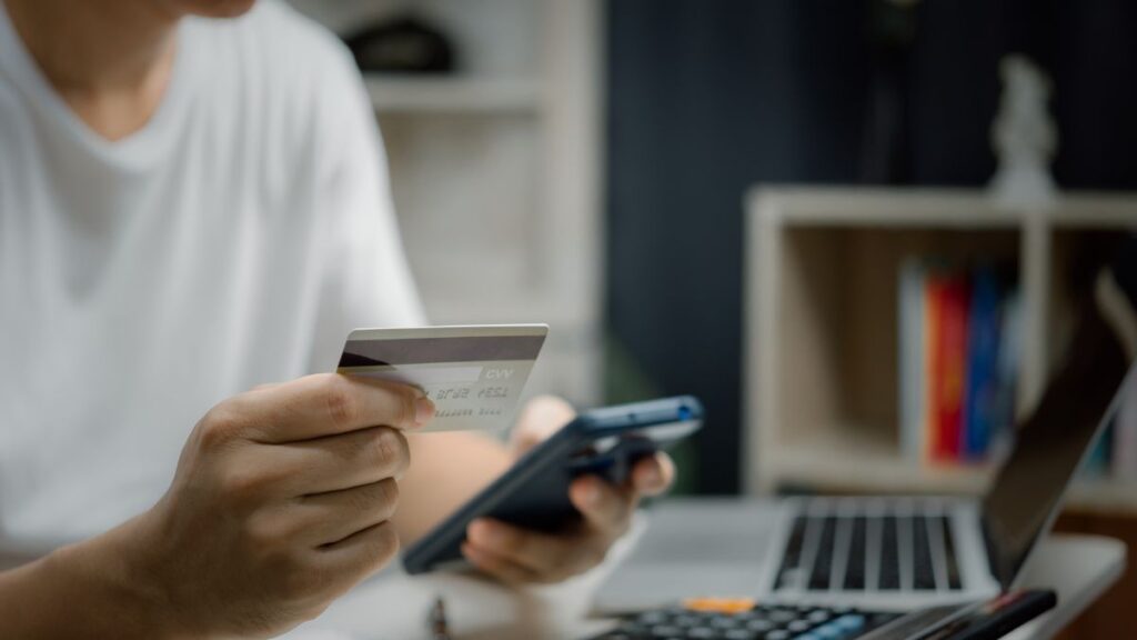 How to use automatic rounding apps to save effortlessly in the UK