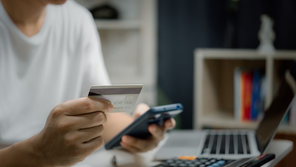 How to use automatic rounding apps to save effortlessly in the UK